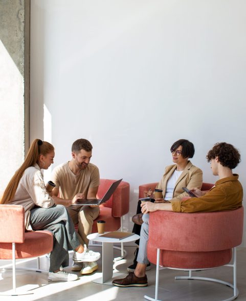 Espace de bureau moderne montrant un environnement de travail à distance